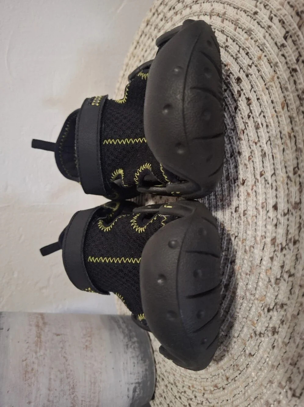 Kid's Crocs Swiftwater Mesh Deck Black Sandals Size 4.